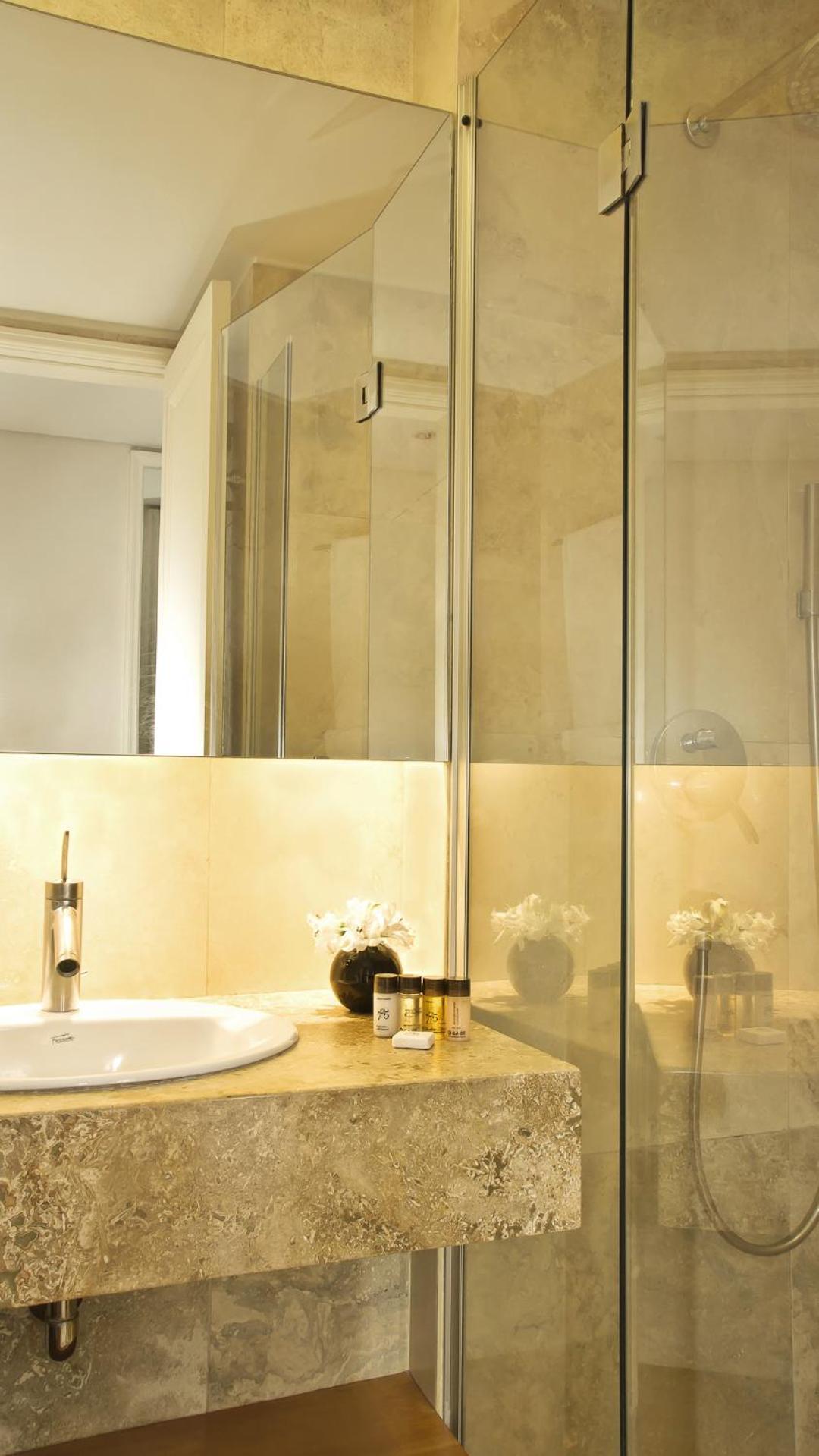 725 Continental Hotel Буэнос-Айрес Экстерьер фото A bathroom with a shower enclosure